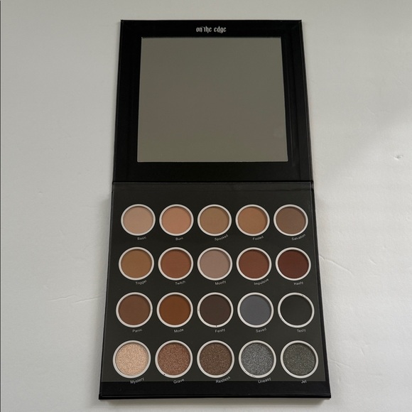 Lurella Eyeshadow Palette - Neutral and Smoky Shades - Picture 1 of 3